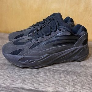 Adidas Yeezy Boost 700 V2 Vanta Black Sneakers Size 10.5 Men’s